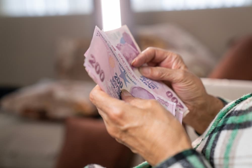 Emekli maaş farkları hesaplara aktarılmaya başlandı: Tutarlar kişiden kişiye değişiyor