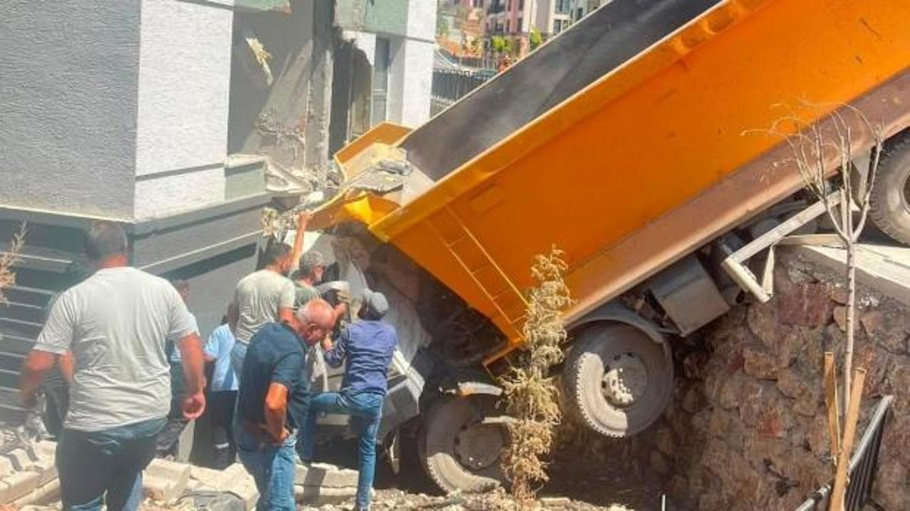 Freni boşalan kamyon binanın duvarına çarptı: Sürücü sıkıştı
