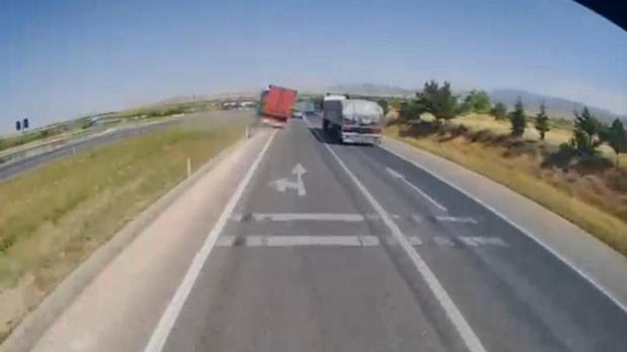 Konya'da freni patlayan tır dehşet saçtı: 1 ölü, 10 yaralı