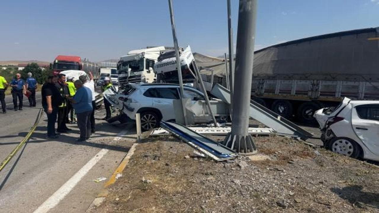 Konya'da freni patlayan tır faciaya neden oldu: 1 ölü, 10 yaralı