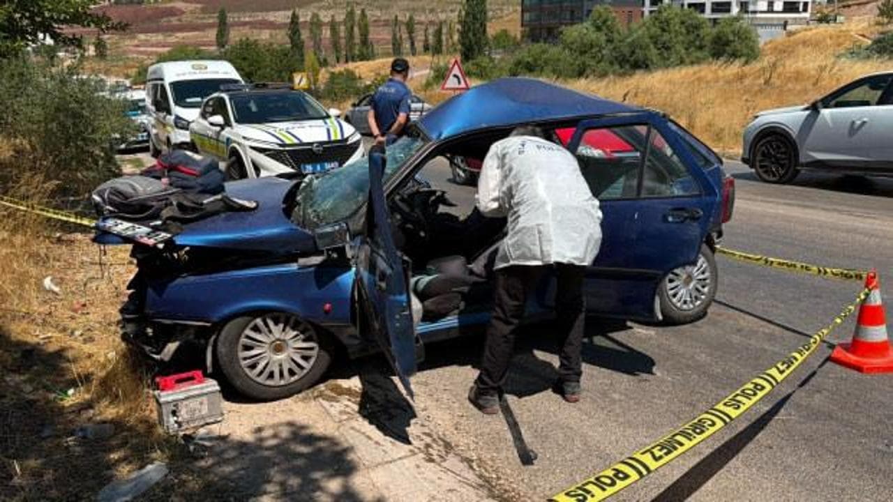 Eskişehir'de feci kaza: Çöp kamyonu ve TIR'ın arasında kalan otomobil 76 metre sürüklendi