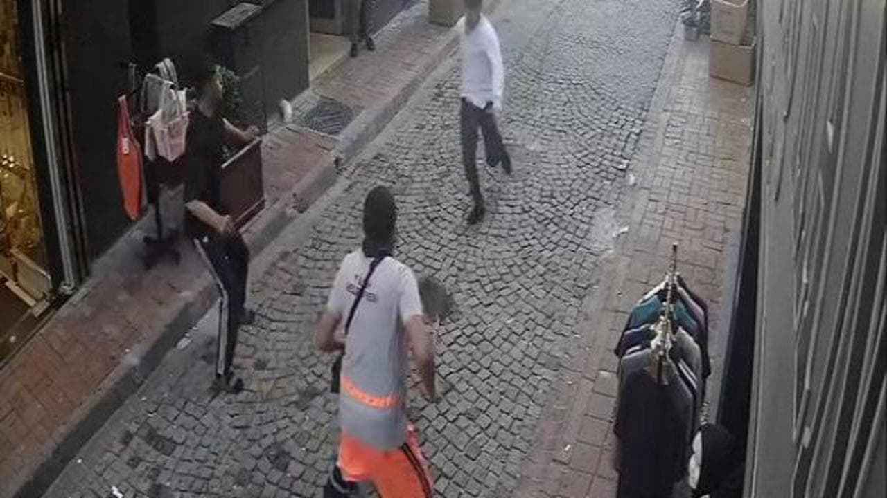 Fatih'te tramvayda telefon hırsızlığı: Vatandaş çelme takıp düşürdü, temizlikçi süpürgeyle vurdu!