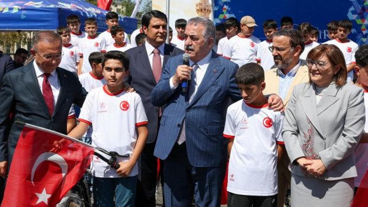 Camini Bul, Takımını Kur Futbol Turnuvası’na katılan öğrencilere bisiklet hediye edildi