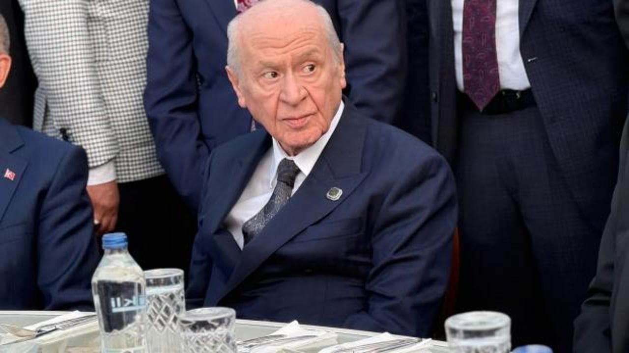 MHP Lideri Bahçeli, genç çiftin nikahına şahitlik etti