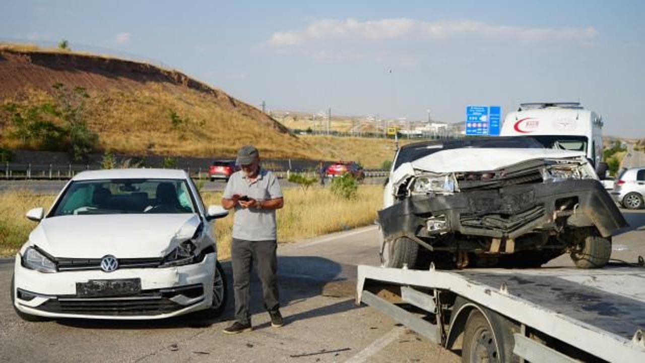 Kırıkkale'de feci kaza: İki otomobil kafa kafaya çarpıştı, 5 kişi yaralandı