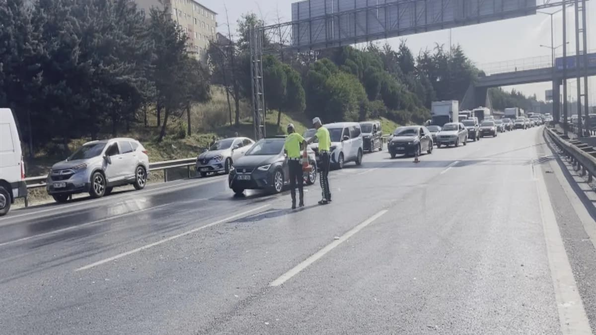 Sultangazi'de feci kaza: TEM Otoyolu'nda 10 araç birbirine girdi