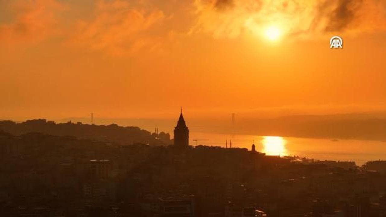 İstanbul'un gökyüzü kırmızıya boyandı: Galata Kulesi eşliğinde büyüleyici gün doğumu