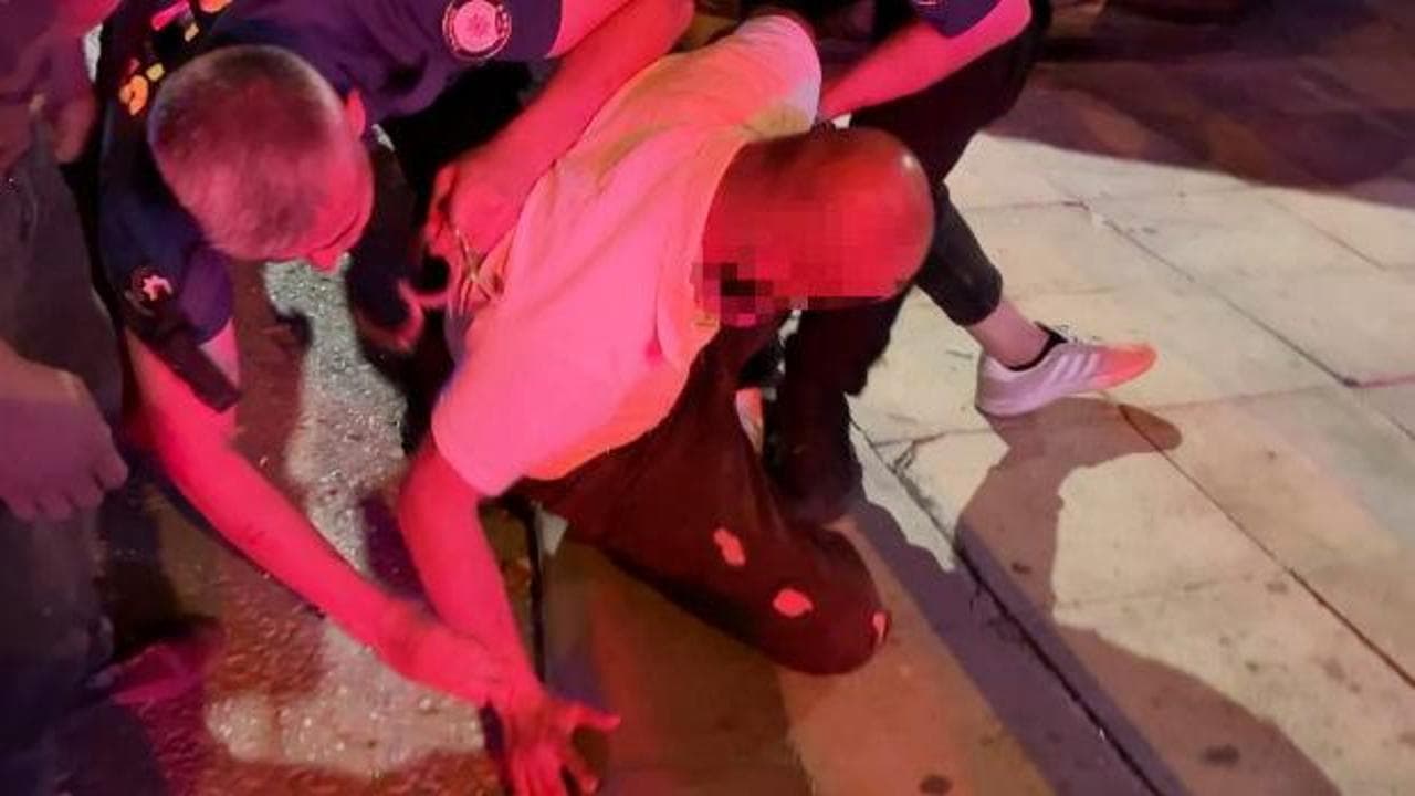 Aksaray'da alkollü sürücü trafiği birbirine kattı: 'Kelepçe vuramazsınız' dedi, zorla gözaltına alındı