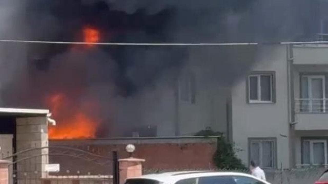 Bursa'da apartmanı saran yangın korkuttu: Depodan çıkan alevler binayı sardı