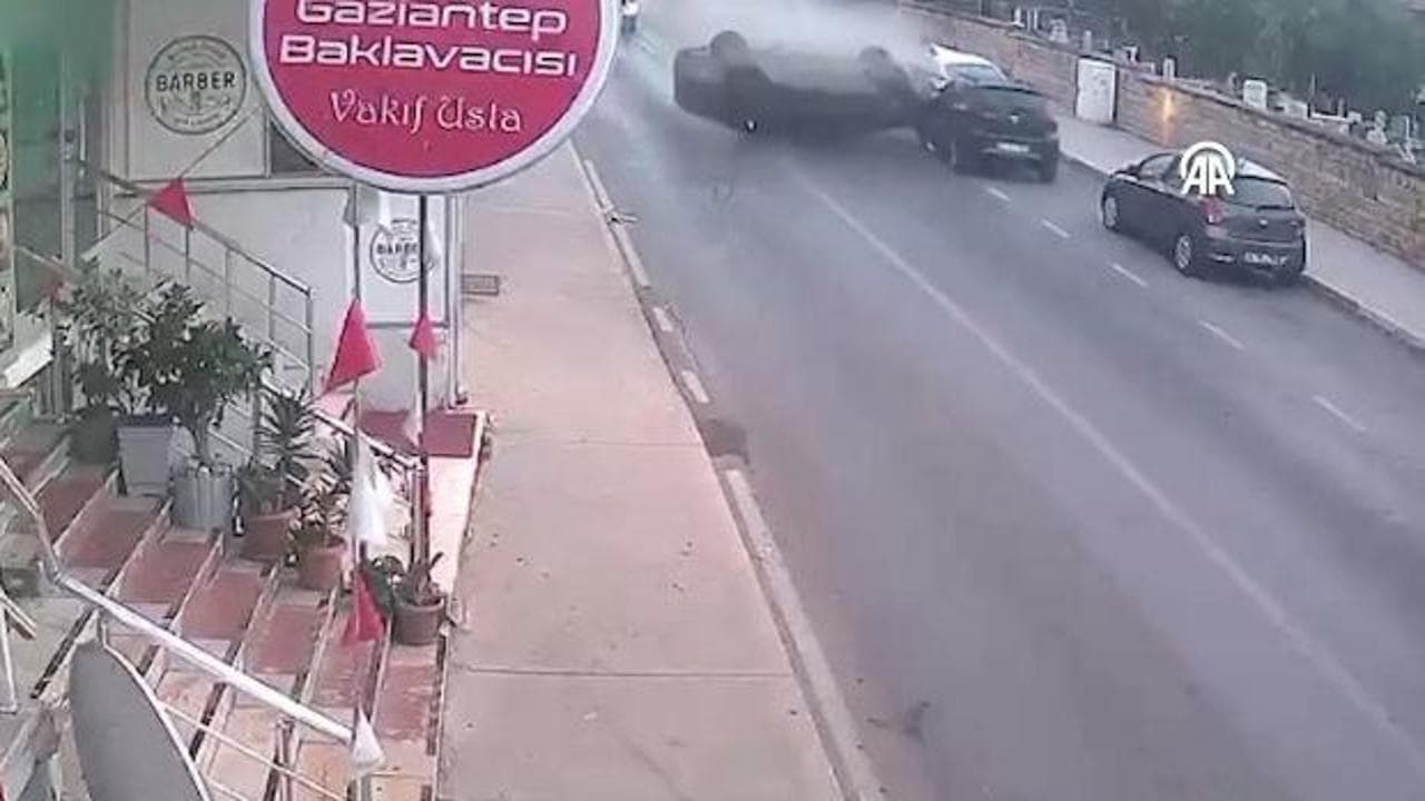 Kartal'da kontrolünden çıkan otomobil takla attı: 3 araca çarparak dehşet saçtı