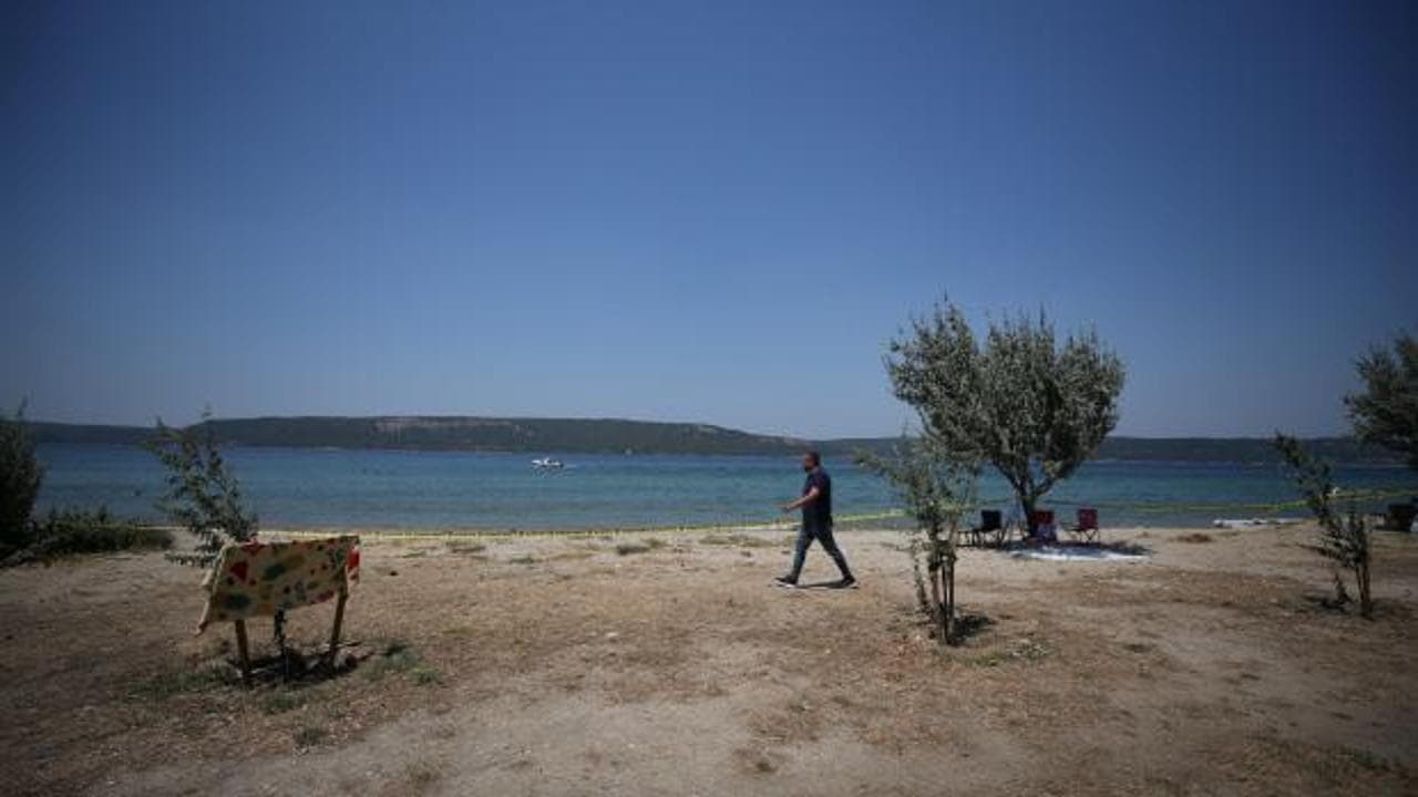Çanakkale'de plajda yüzen vatandaşlar tarihi kalıntıyı fark etti: Bomba imha ekipleri seferber oldu