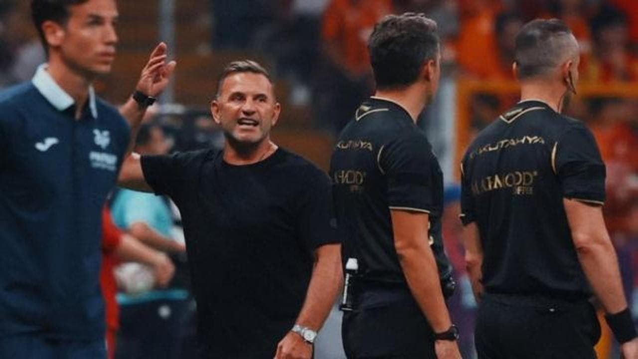 Okan Buruk, hazırlık maçında hakemi çıldırttı: 5. dakikada kırmızı kartla tribüne gönderildi