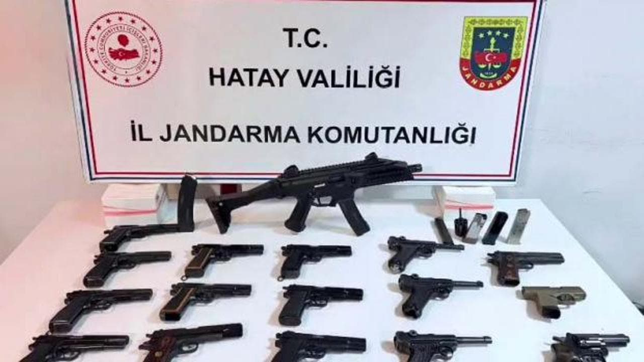 Hatay'da silah kaçakçılığı operasyonu: TIR'dan 17 tabanca çıktı