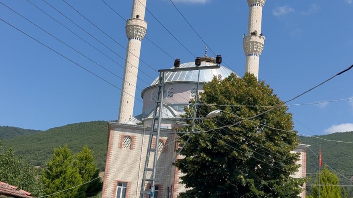 Cami hoparlöründen duyulan beklenmedik ses köy sakinlerini hayrete düşürdü