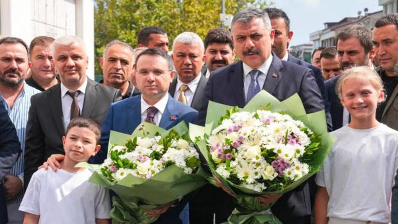 Bakan Çiftçi ve Bakan Güler Esenyurt'ta esnaf ve vatandaşla bir araya geldi