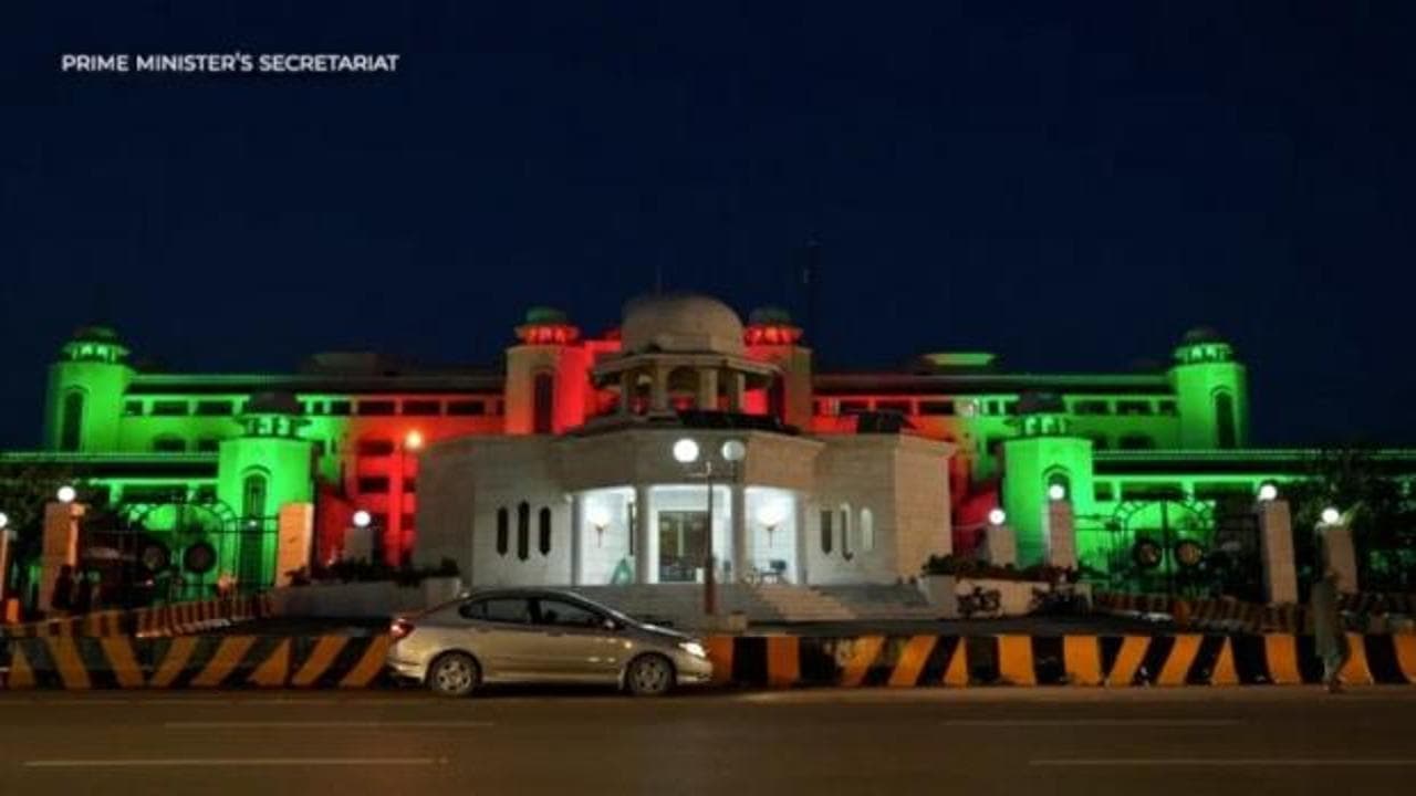 Pakistan'ın simge yapıları üç ülke bayrağıyla aydınlatıldı