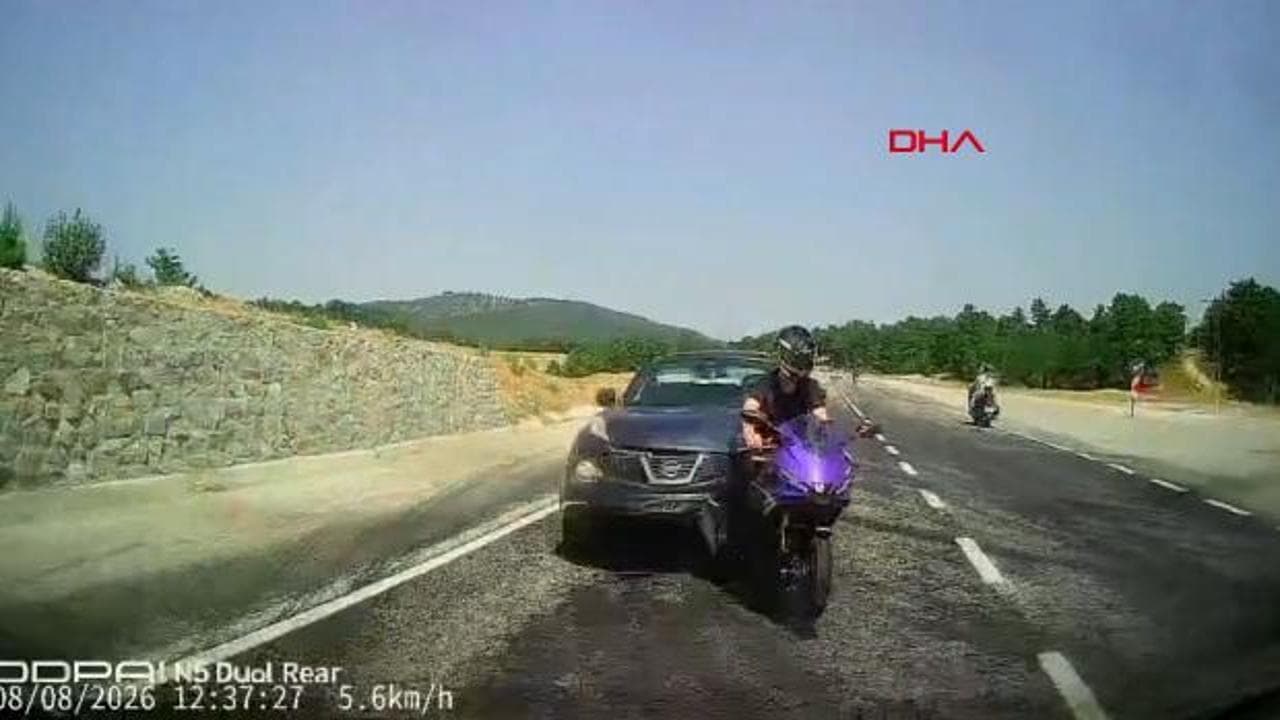 Kütahya'da trafik kazası: İki otomobil ile motosiklet çarpıştı, 4 kişi yaralandı