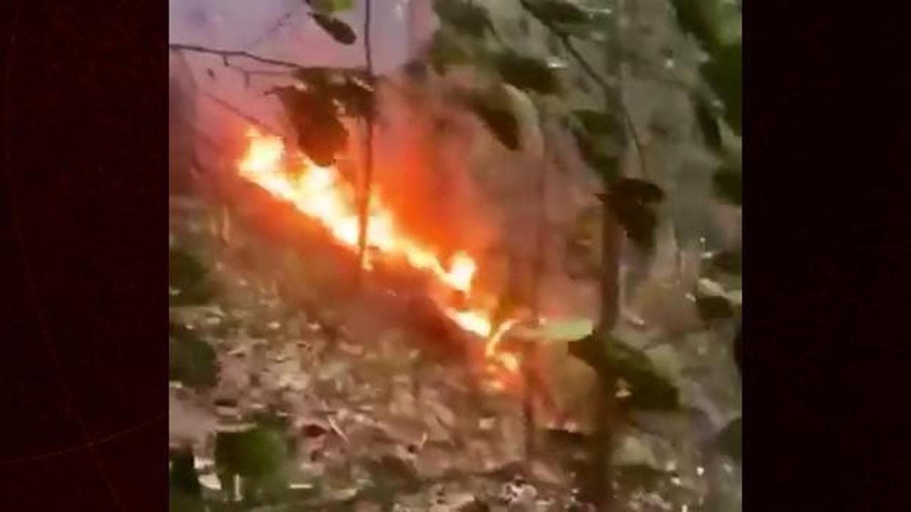 Rio de Janeiro'da turist helikopteri ormanlık alana düştü