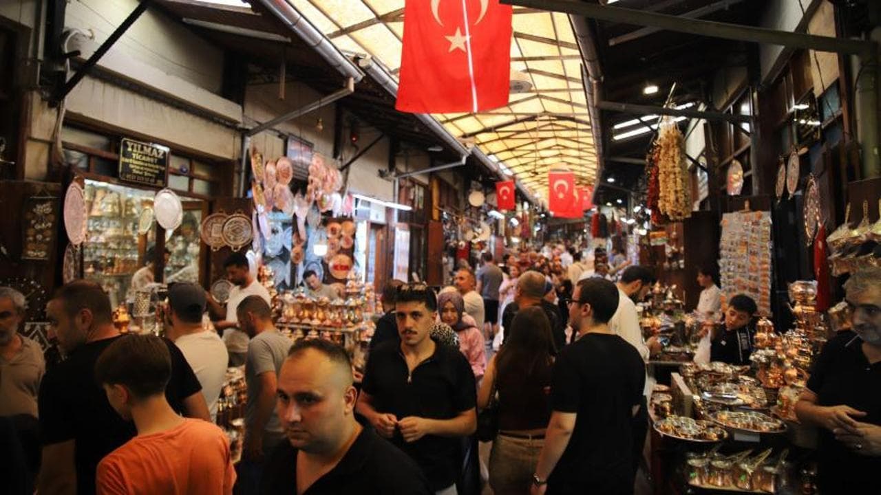 Kavurucu sıcaklara rağmen Gaziantep'in tarihi Bakırcılar Çarşısı'nda yoğunluk yaşandı