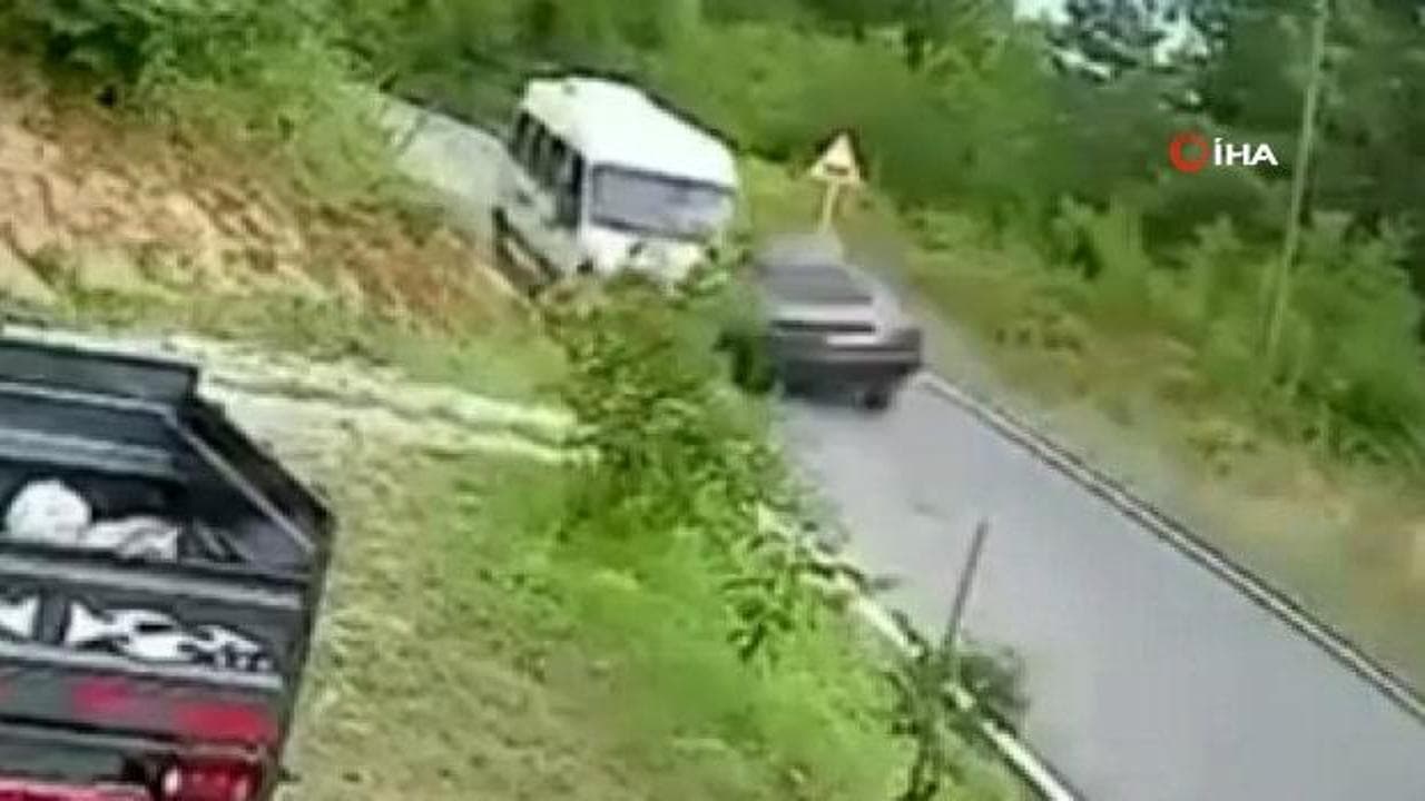 Zonguldak Ereğli'de feci kaza: İşçi servisi ile otomobil kafa kafaya çarpıştı, 1'i ağır 4 yaralı