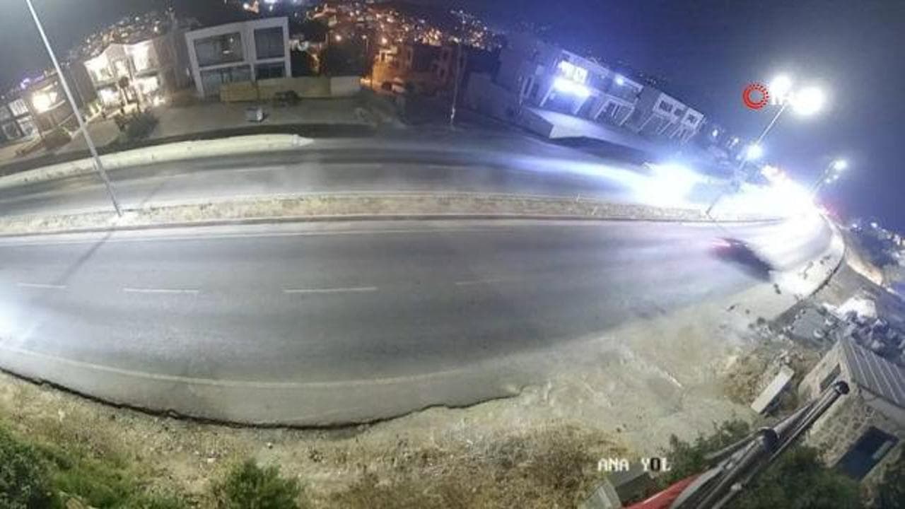 Bodrum'da Kontrolden Çıkan Otomobil AVM Otoparkına Uçtu