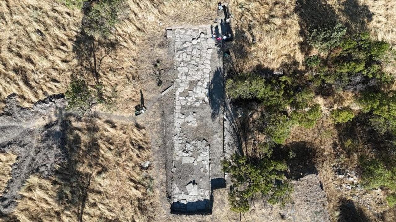 Troya Antik Kenti'nde Roma Dönemi'ne ait cadde kalıntıları ortaya çıkarılıyor