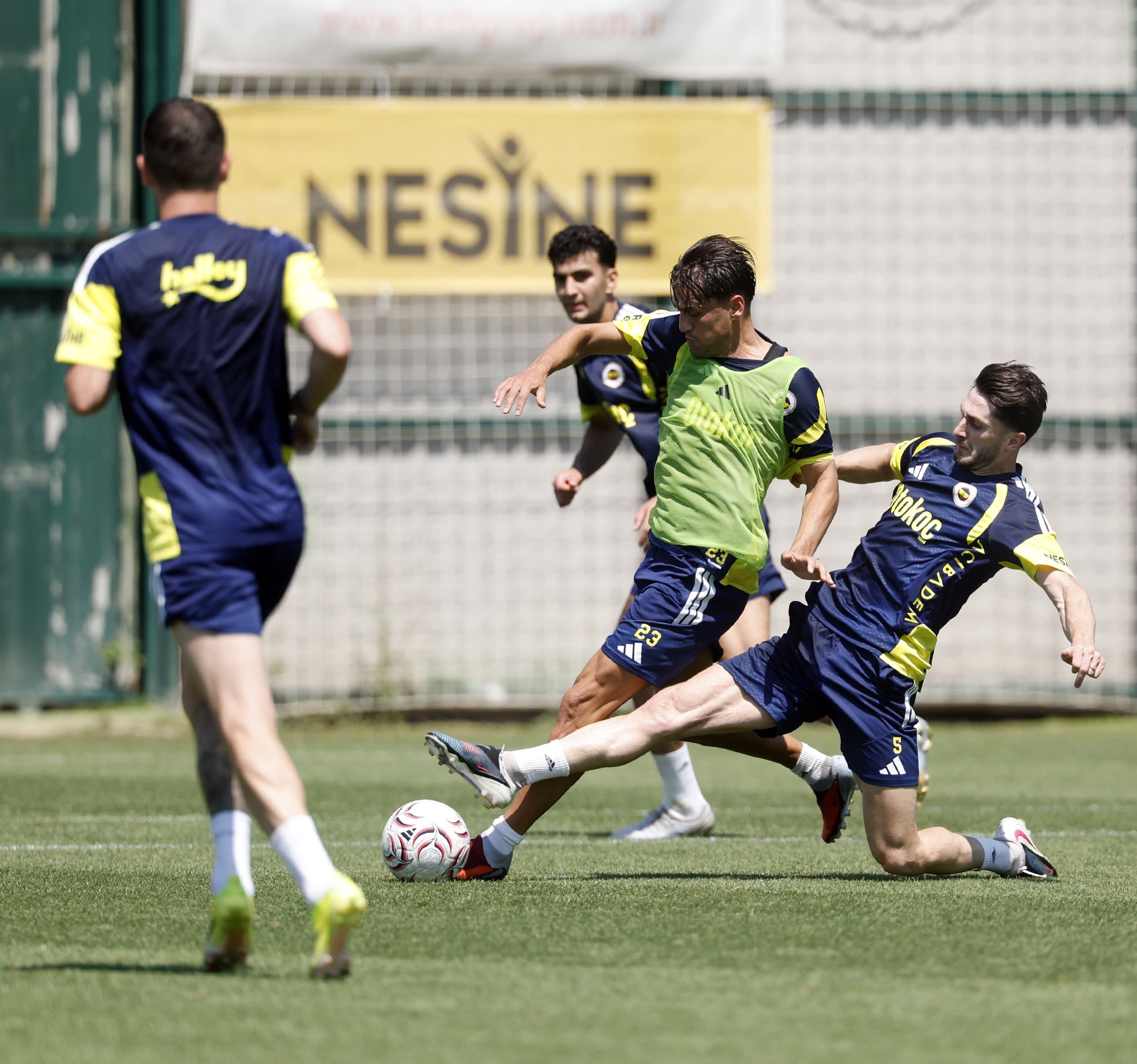 Fenerbahçe'de iki oyuncu kadrodan çıkarıldı