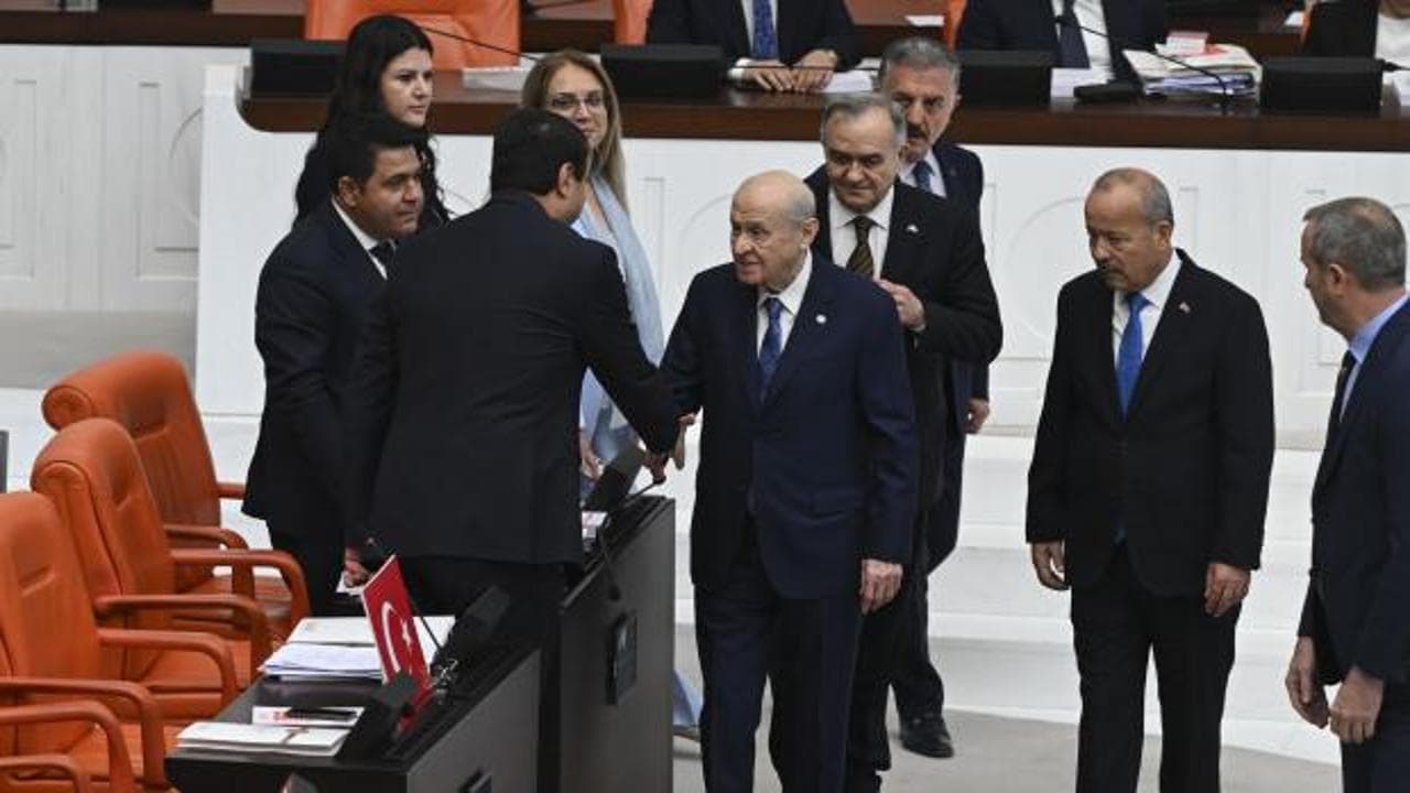 TBMM'de tarihi oturum: Meclis kürsüsünden dikkat çeken anlar