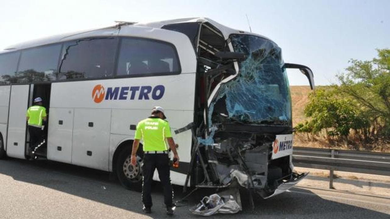 Manisa'da feci kaza: Yolcu otobüsü kamyona arkadan çarptı, 1 ölü 7 yaralı
