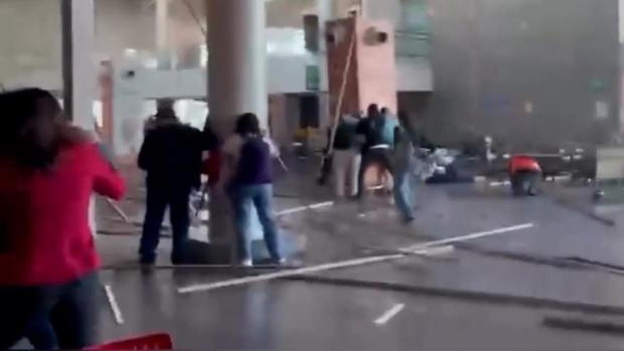 Havalimanında deprem paniği: Tavan çöktü, o anlar kamerada