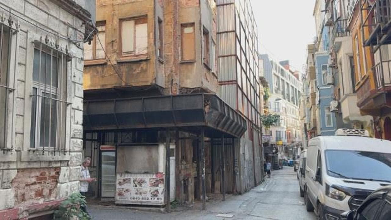 Beyoğlu'nda kan donduran cinayet: Komşusunu bıçakladı, polise 'kötü koku var' diye ihbar etti