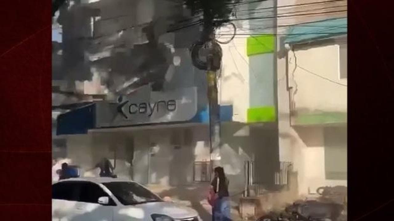 Kolombiya'da dehşet anları: Binanın cephesi kalabalığın üzerine çöktü