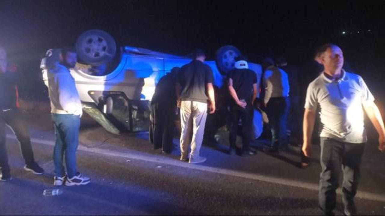 Sivas'ta minibüs devrildi: Sürücü dahil 7 kişi yaralandı