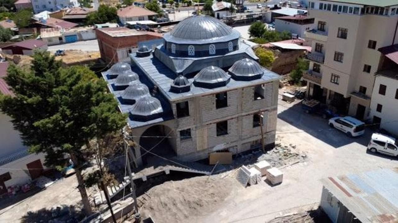 Depremde yıkılan tarihi cami yüzde 80 tamamlandı: 'Ezan seslerini yeniden yükseltmek istiyoruz'