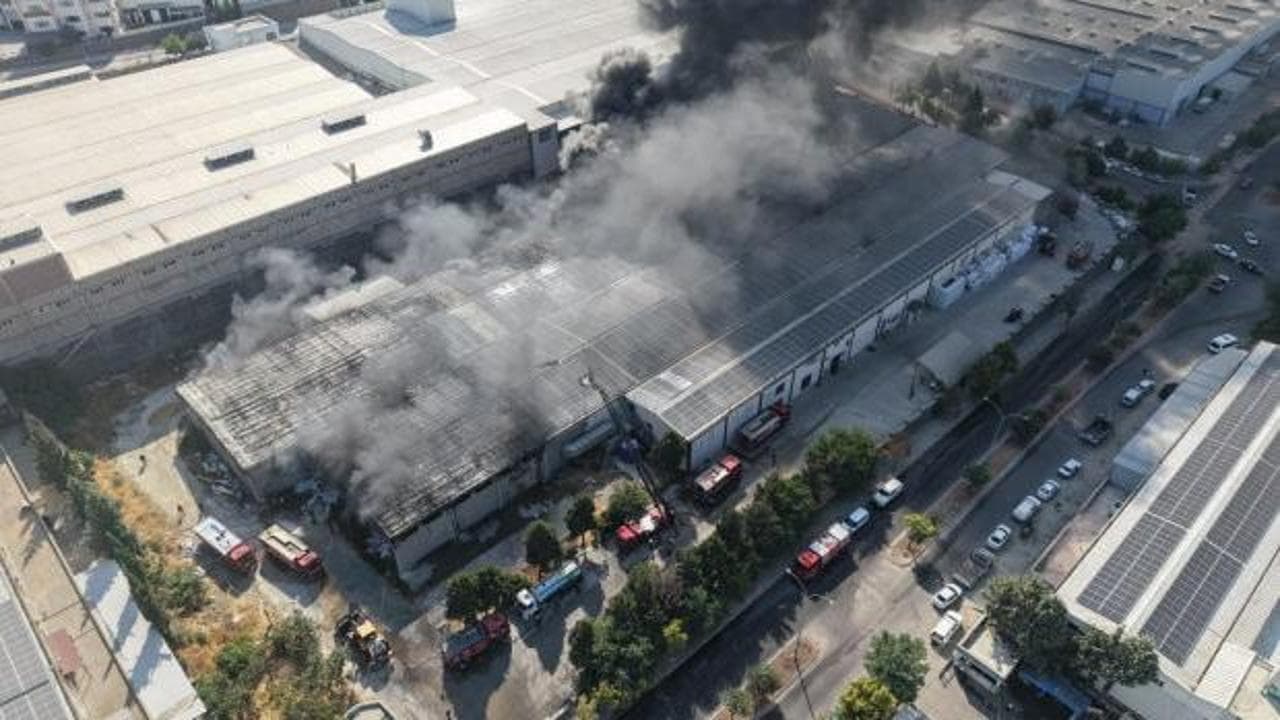 Gaziantep'te tekstil fabrikasında dev yangın: 3 bin metrekarelik alan küle döndü