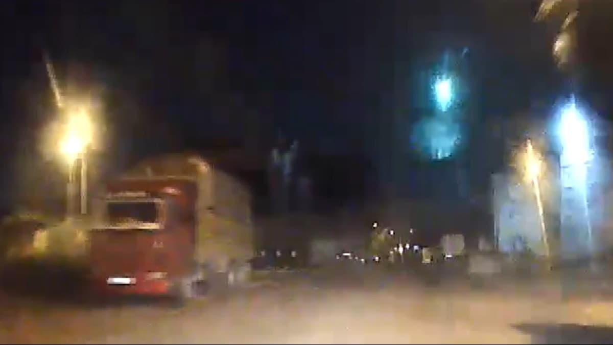 Gece yarısı İstanbul semalarında görsel şölen: Meteor gökyüzünü aydınlattı