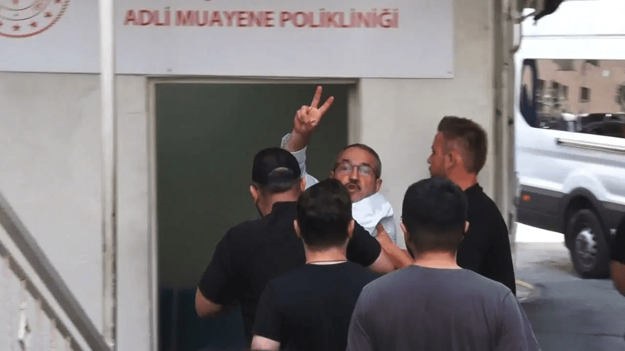 UltrAslan Lideri Adliyeye Sevk Edilirken 'Öcalan'a Özgürlük' Sloganı Attı