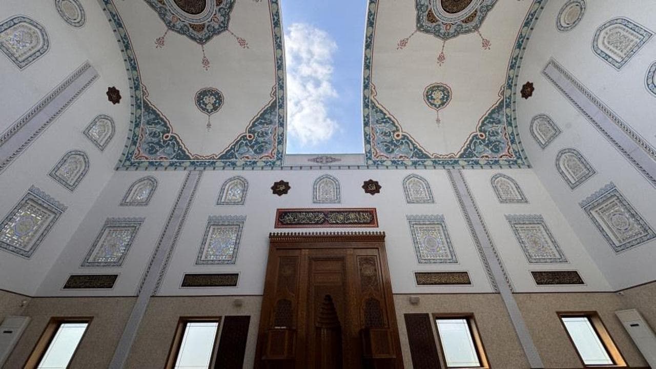 Bursa'da kubbesi açılıp kapanan cami görenleri hayran bırakıyor