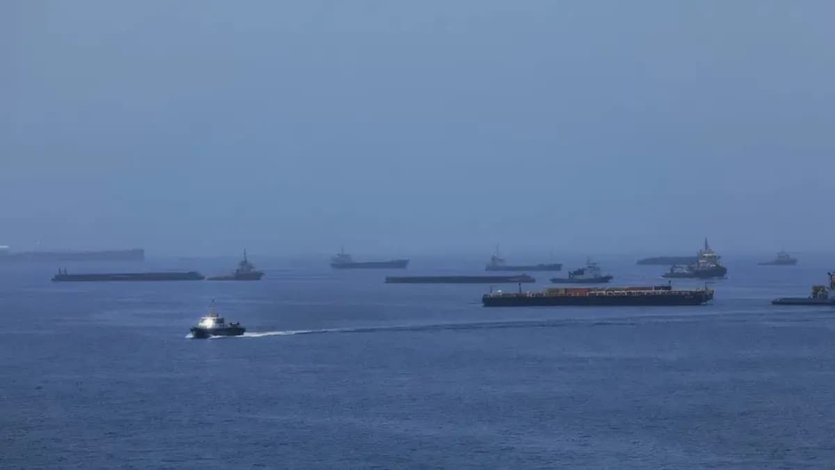 Hürmüz Boğazı'nda sıcak çatışma: ABD helikopteri ablukayı delen gemiyi vurdu