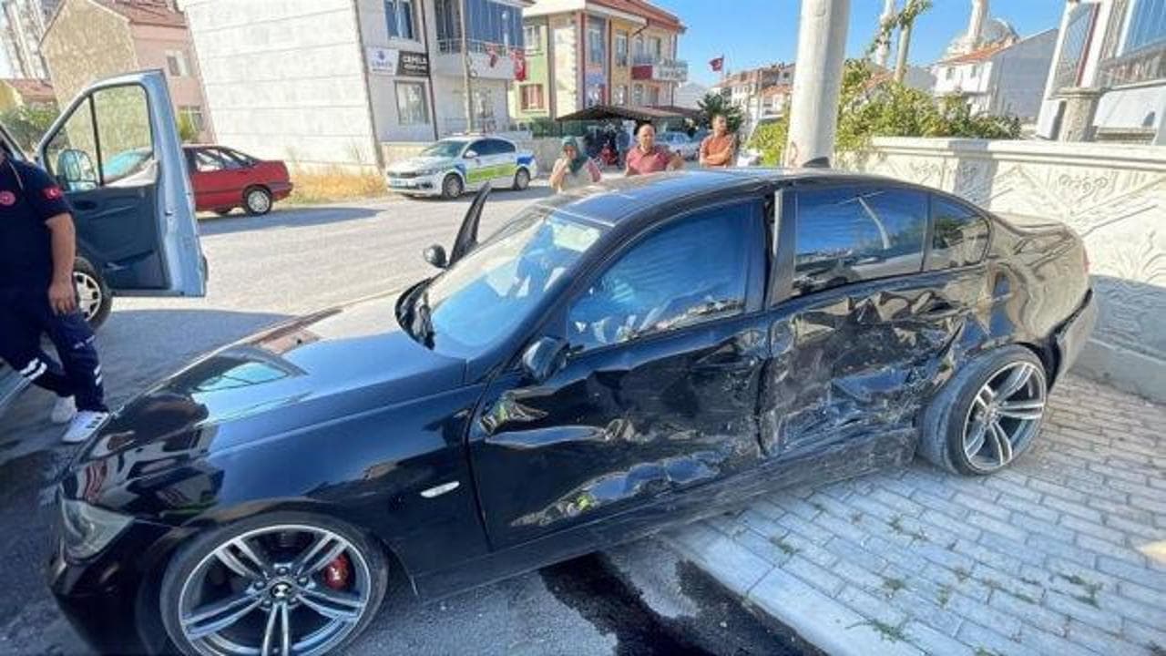 Karaman'da korkutan kaza: İki otomobil çarpıştı, 5 kişi yaralandı