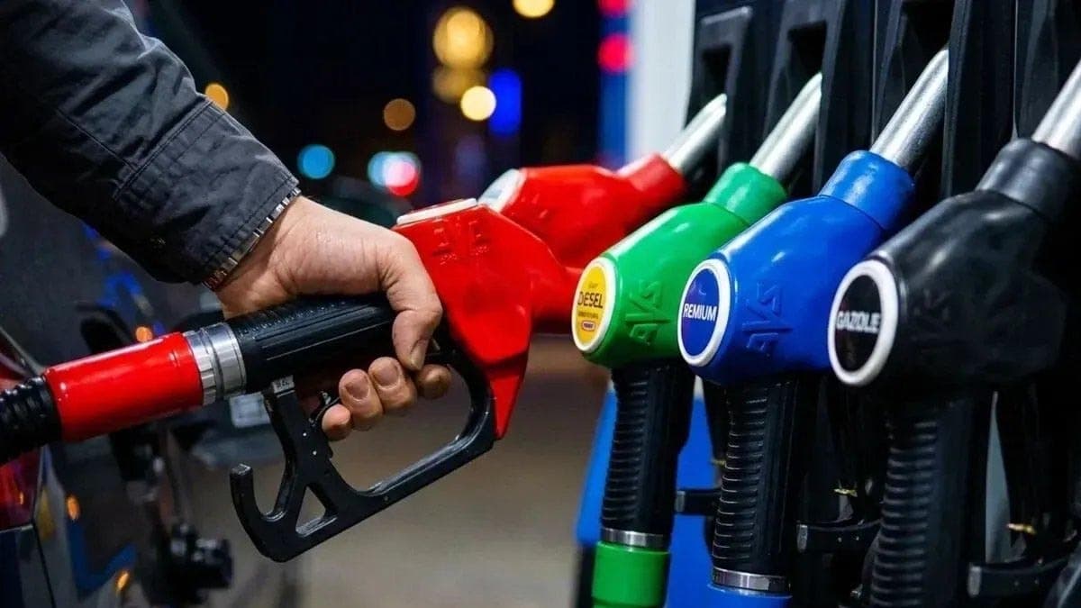 Akaryakıt fiyatlarında sürpriz gelişme: Çifte zam rafa kaldırıldı
