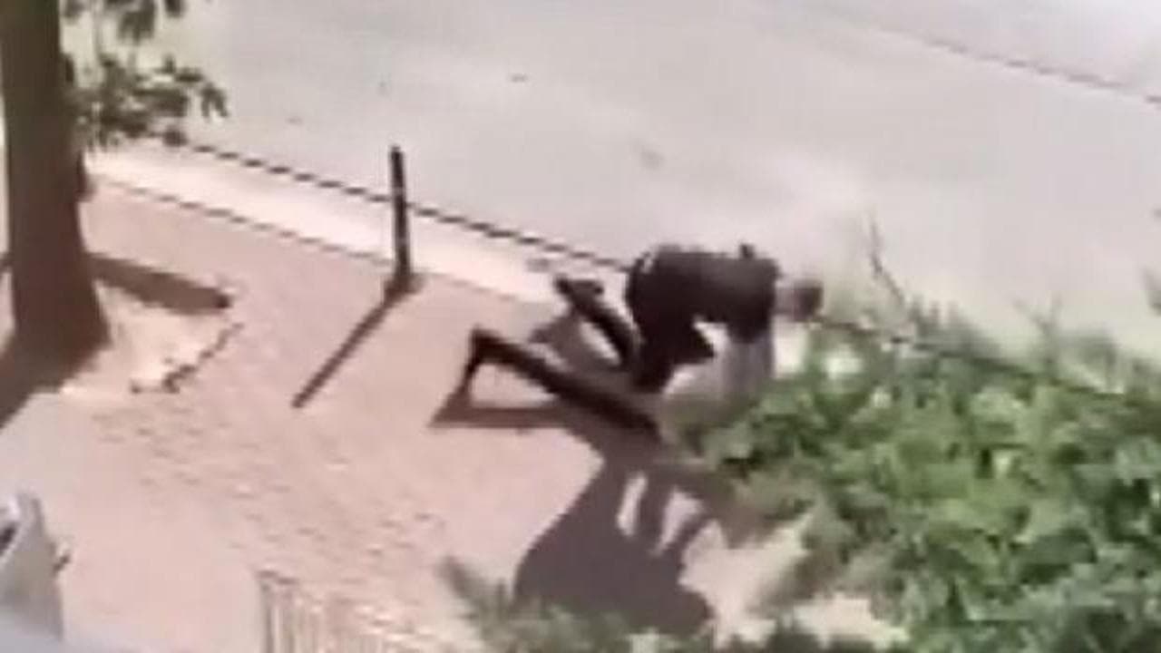 Sokak ortasında husumetlisini bıçaklayarak öldürdü: Dehşete düşüren anlar kamerada