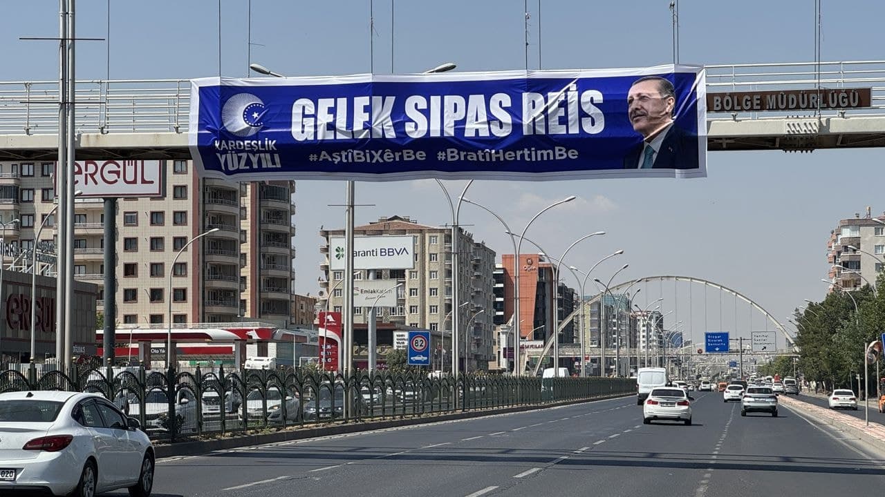 Diyarbakır'da Cumhurbaşkanı Erdoğan için Kürtçe pankart açıldı