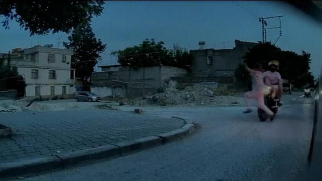 Adana'da motosikletin çarptığı kadın, ayağa kalkıp koşarak gözden kayboldu