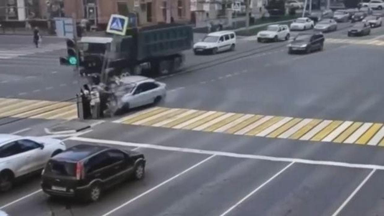 Rusya'da korkunç kaza: Kontrolden çıkan otomobil ışıklardaki yayaları ezdi