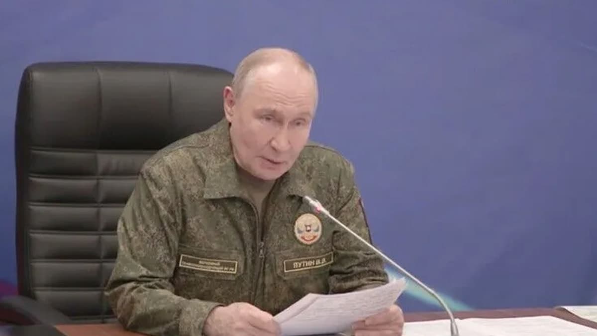 Putin kamuflaj üniformasıyla sahneye çıktı: Avrupa'yı ayağa kaldıran talimat