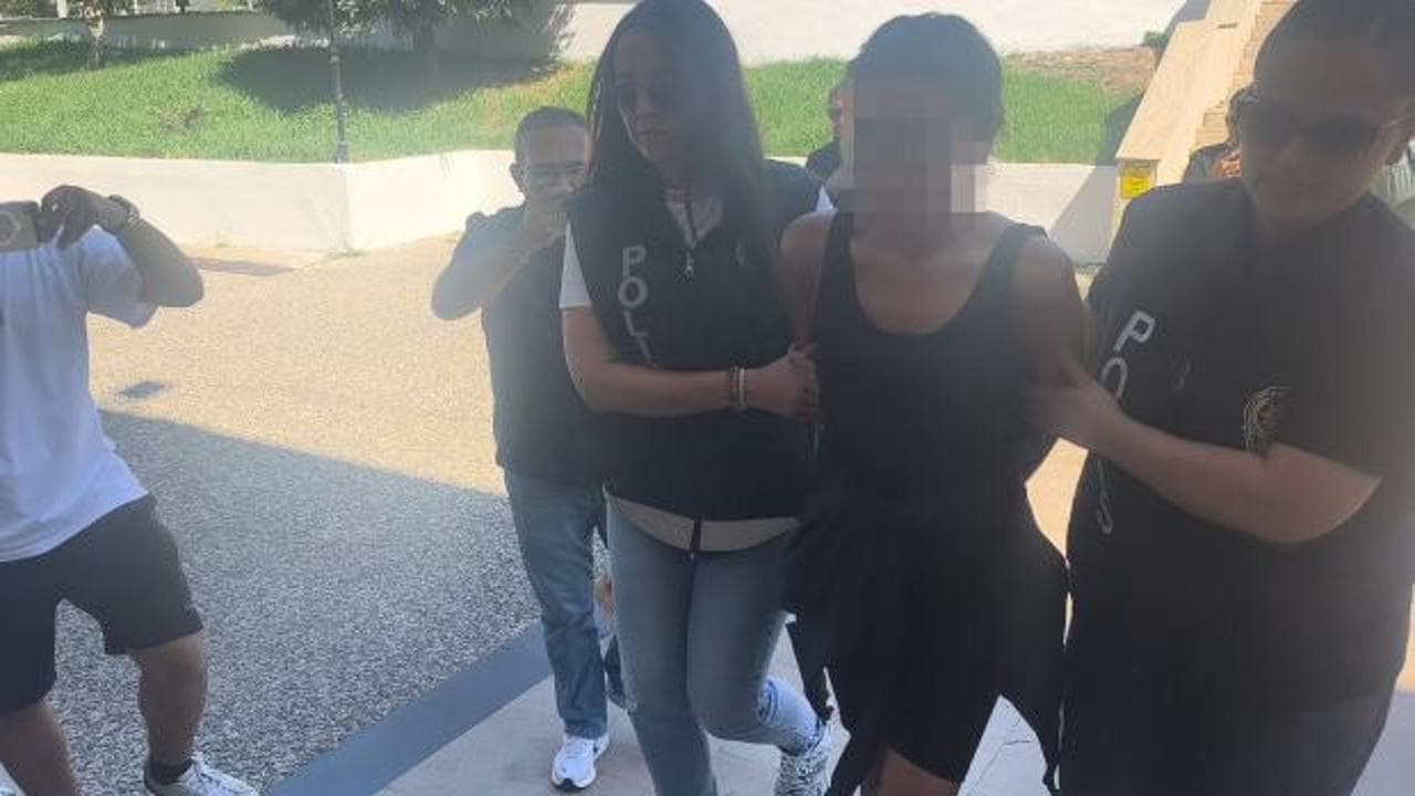Muğla'da işletmenin önündeki Türk bayrağını ateşe veren kadın adliyeye sevk edildi