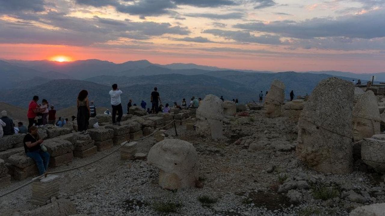 Dünyanın en güzel gün batımlarından: Nemrut Dağı zirvesine yoğun ilgi