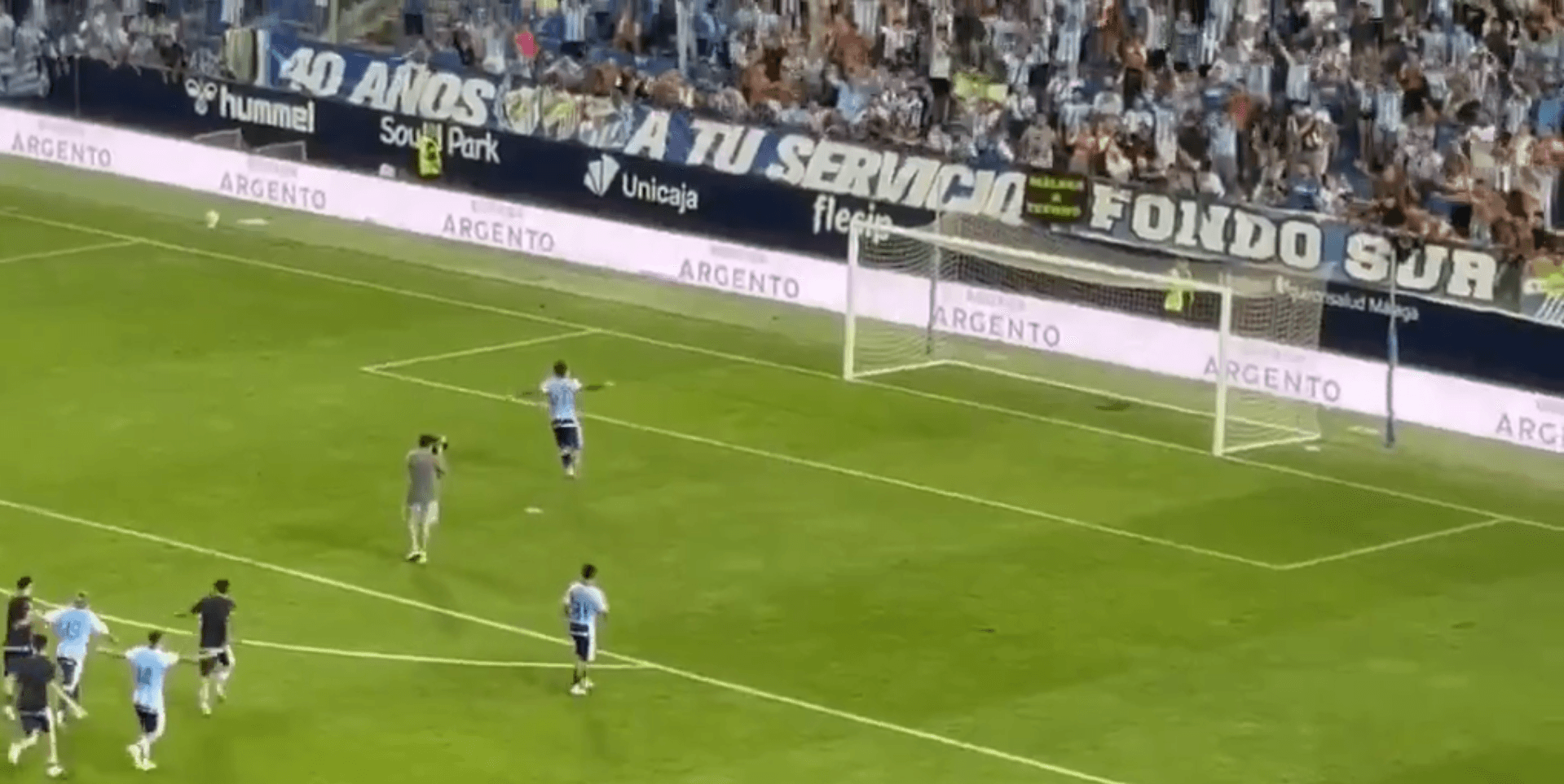 Uçak sesini fırsat bilen futbolcu, boş kaleye penaltı atıp golü kutladı