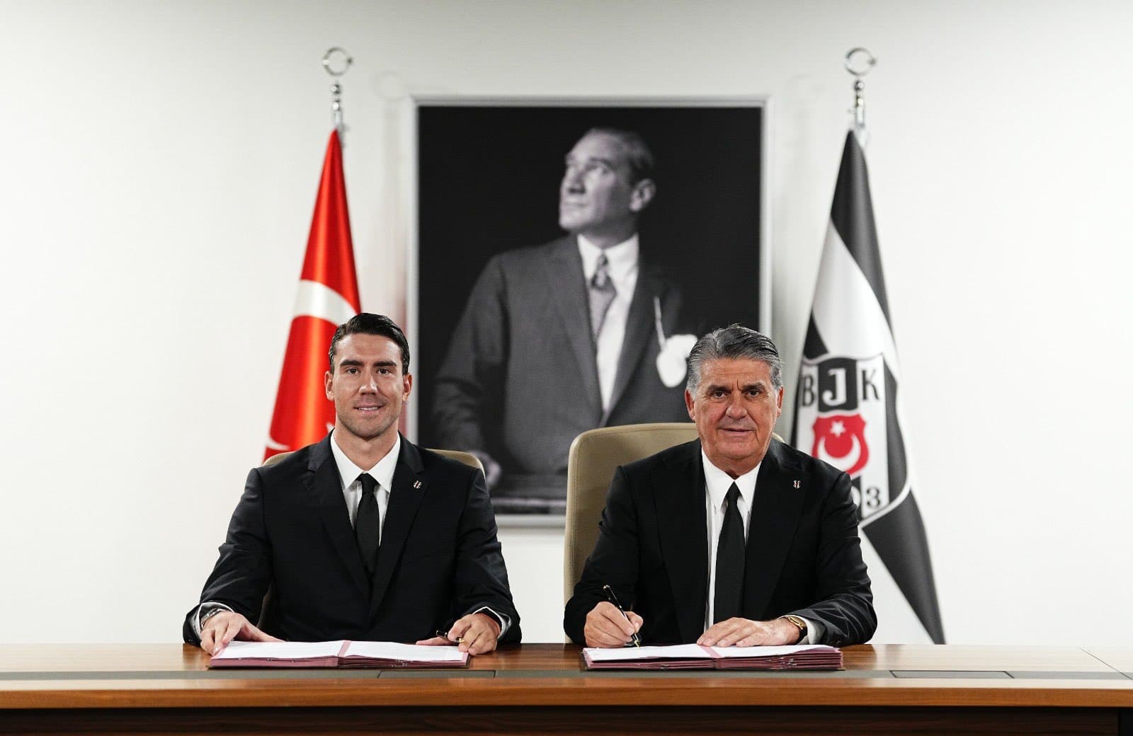 Vlahovic Juventus'ta 3 yıllık sözleşmeye imza attı! Yeni maaşı açıklandı